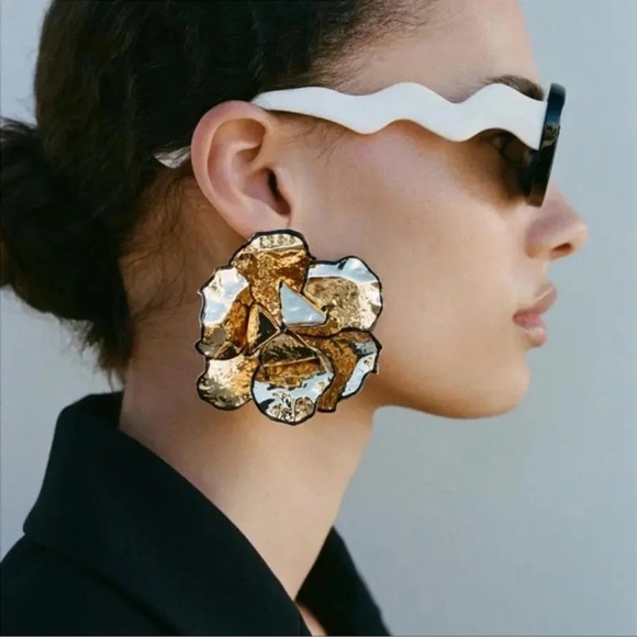Zara Gold Metal Flower Earrings - Picture 2 of 14